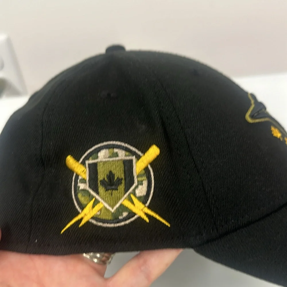 Toronto Blue Jays New Era Black 2024 Armed Forces Day 9TWENTY m/L